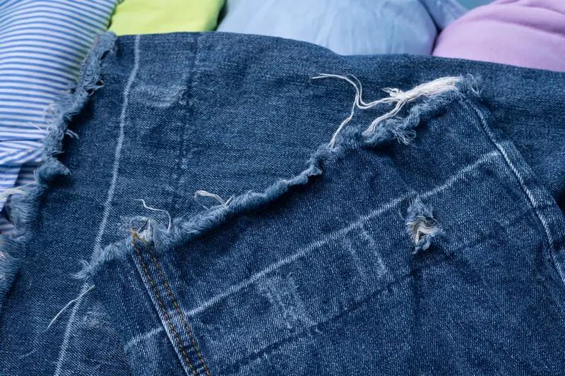 穿旧衣服说明经济状况不佳。哪户富裕人家会钟情于旧衣服呢？那些旧衣服通常都被压在箱