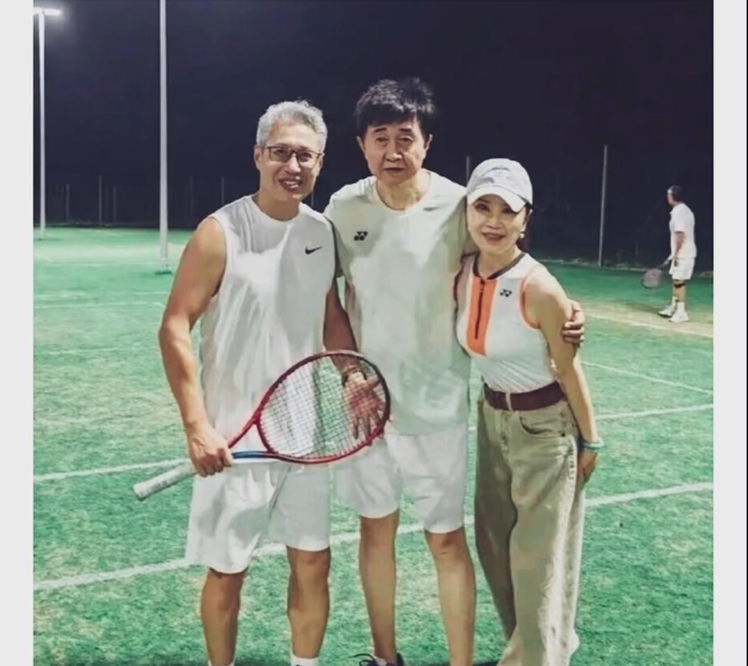 65岁老公像85岁，57岁老婆似少女。看他俩是谁！