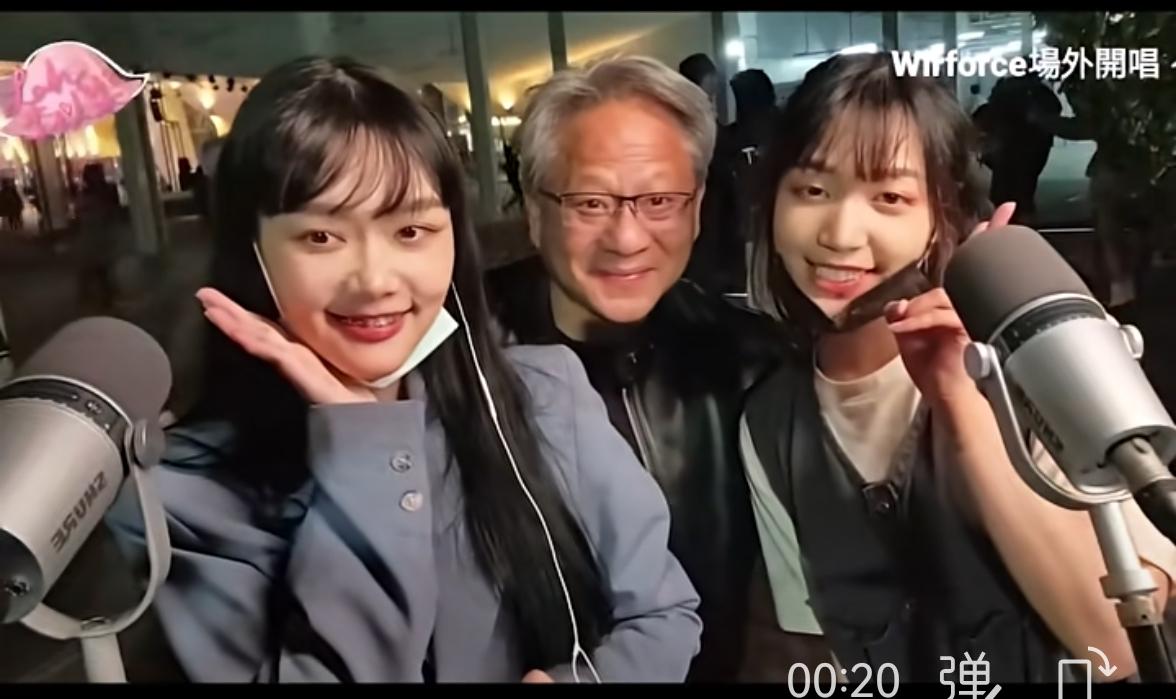 “此情此景，我会永远铭记。”
就像Lady Gaga歌里唱的。
求合影其实还在山