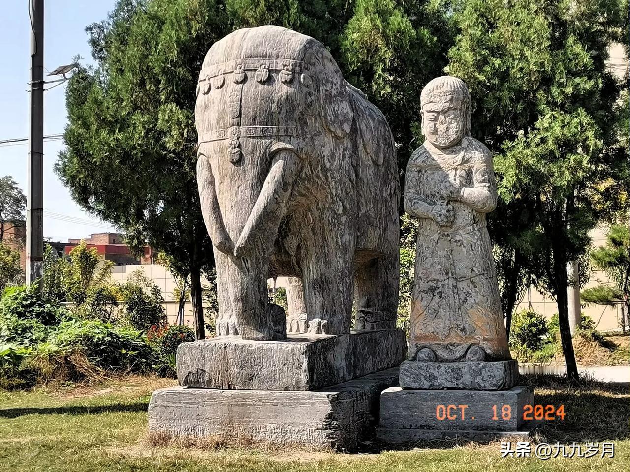 石像威武立，雄姿镇天地。