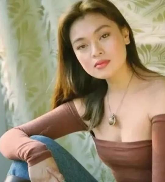 1987年，张艺谋筹拍《红高粱》，女主选了“丰乳肥臀”的史可。然而，巩俐也想出演