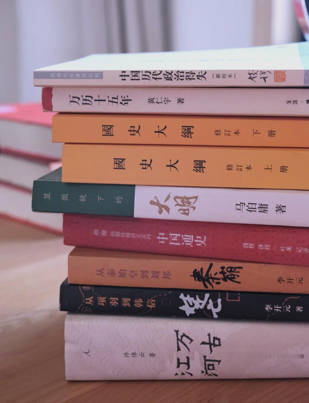 下联：书中鼓角铮鸣。