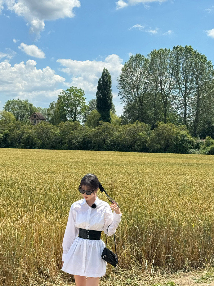 虞书欣 中餐厅ootd🈶哈哈哈小鱼宝宝怎么就你一个吃紫色的甜筒呢，是什么味的给