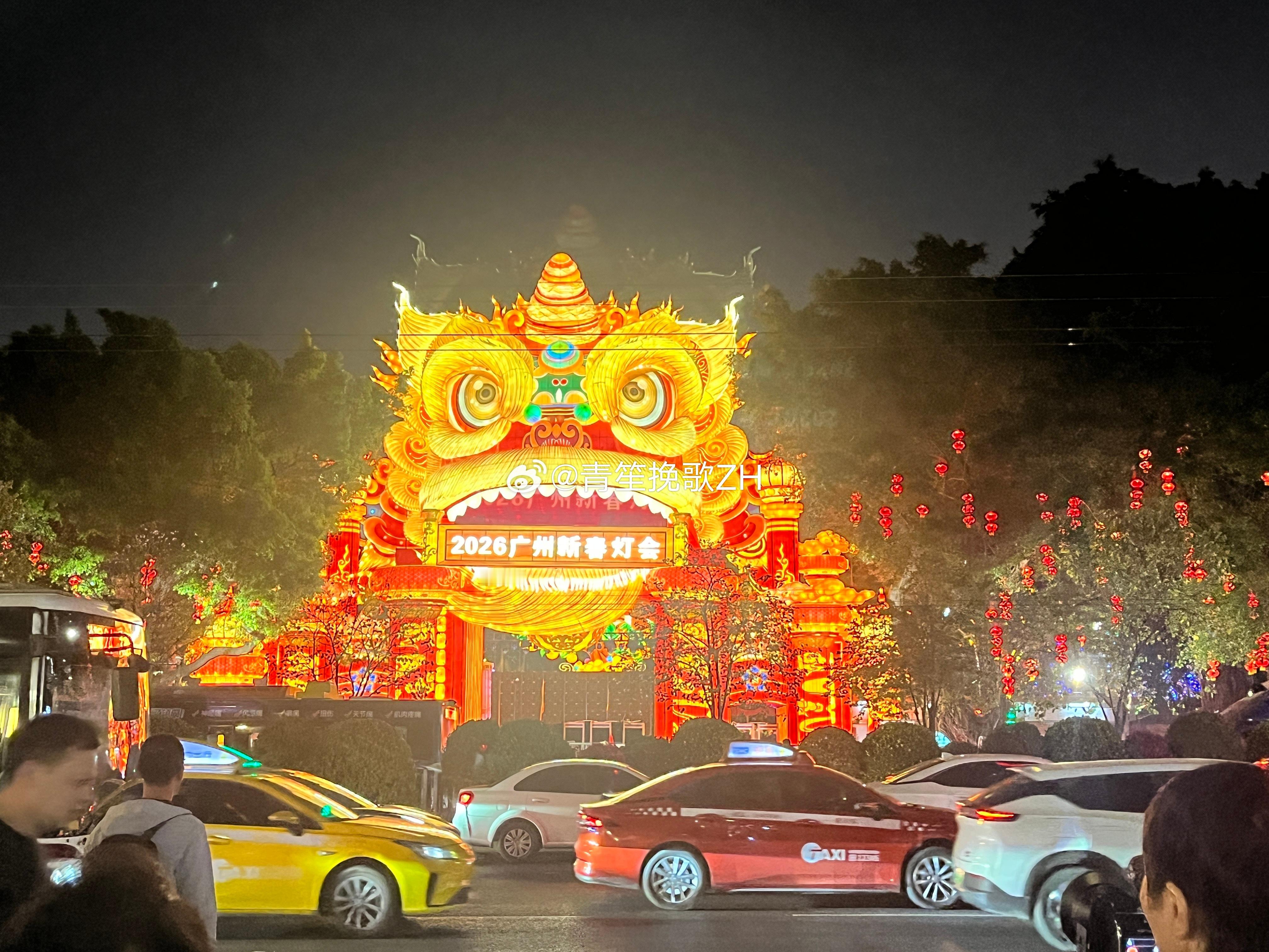 最近很火的醒狮灯会门口，每天都能看到好多人长枪大炮对着他拍