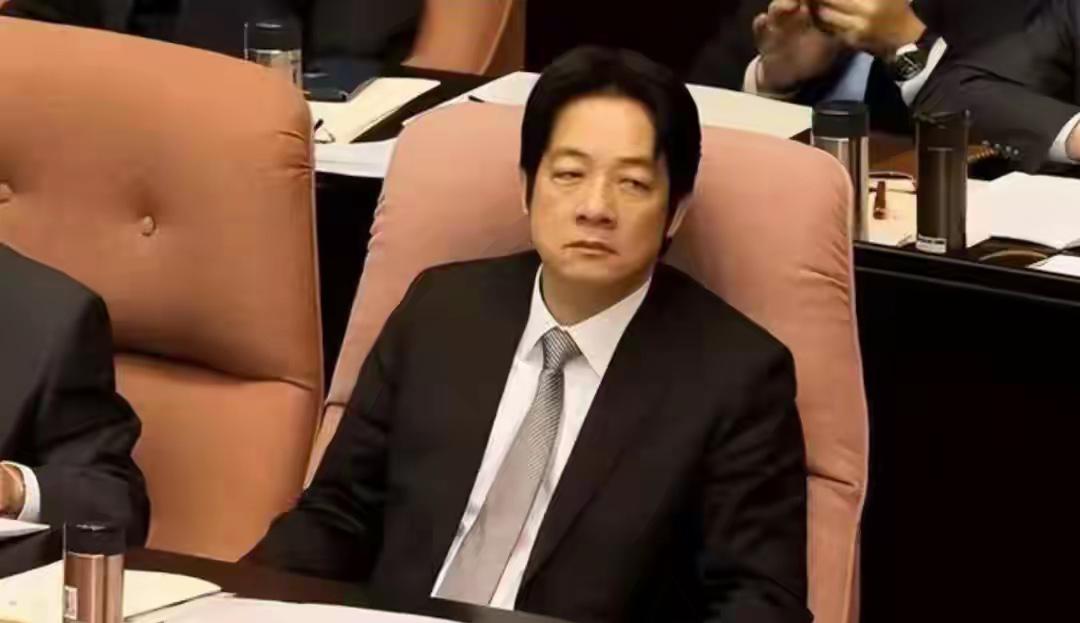 9票之差，弹劾提案通过，赖清德被要求辞职，傅崐萁号召全岛反攻。

这个投票结果表