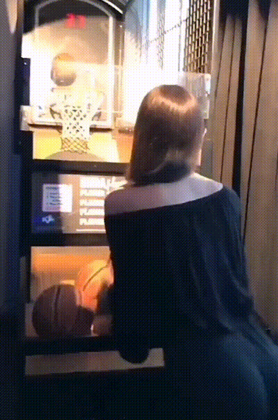 美女投篮真准