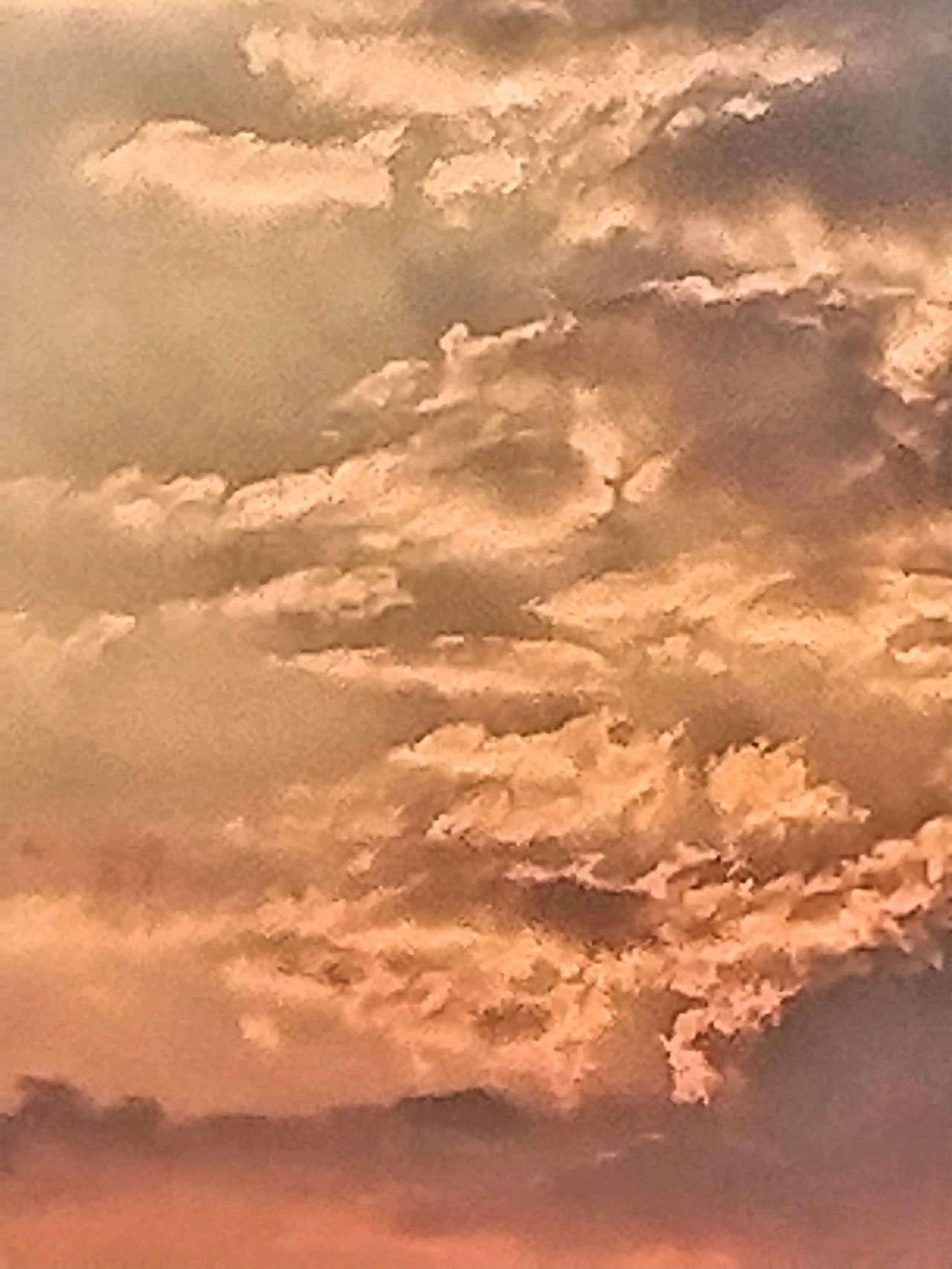 云海翻腾，夕阳余晖洒满天际，如梦如幻。