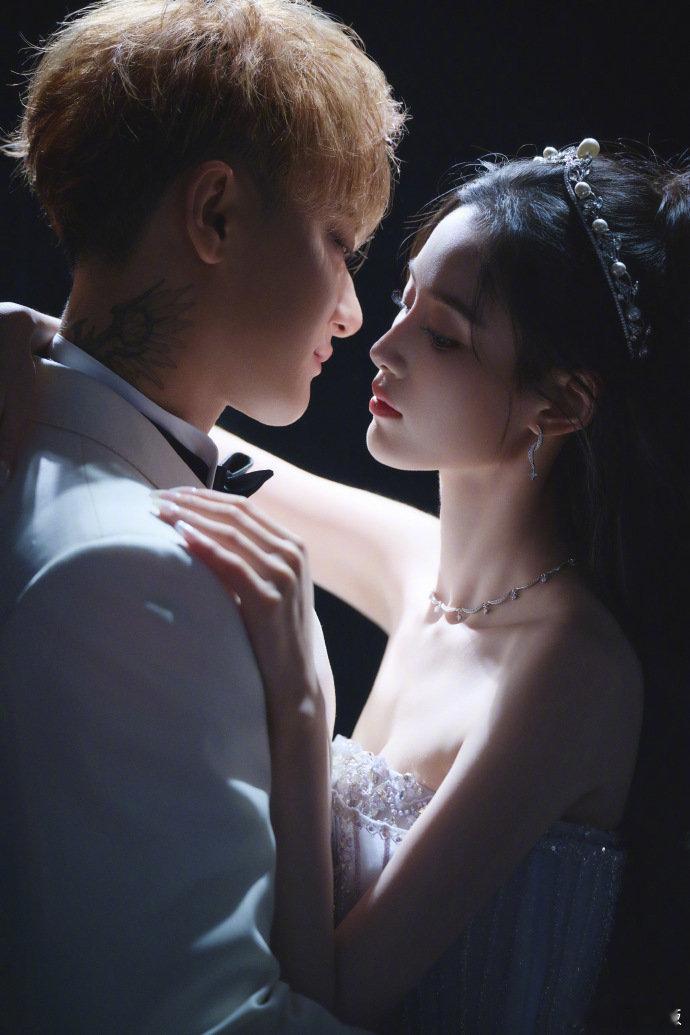 黄子韬徐艺洋婚纱照 分享和的婚纱照，好像小说封面[期待] ​​​