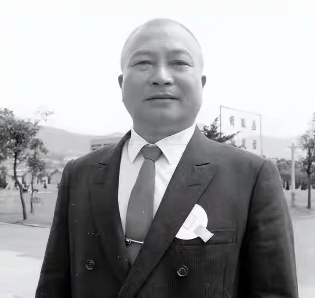 他被戏称汤恩伯的“干儿子”，他也是蒋介石打内战的“死忠”，他是“围剿”红军，特别