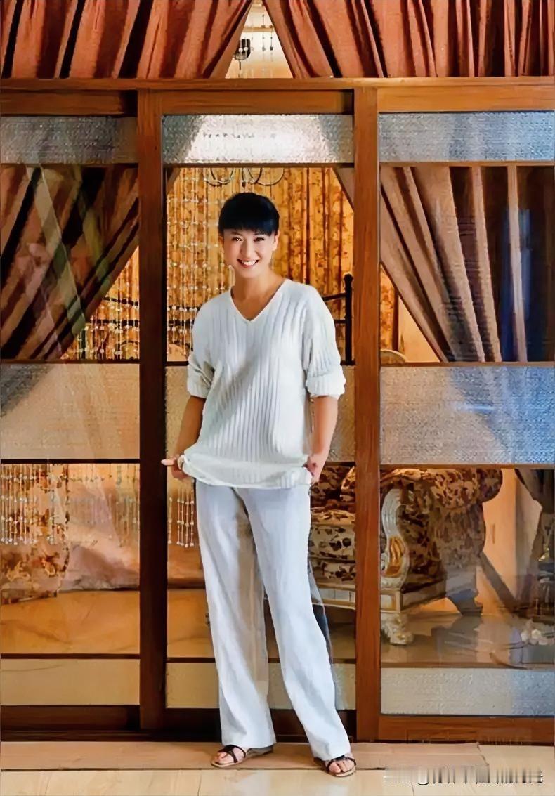 闫学晶坚持不道歉，我佩服，
闫学晶说观众酸黄瓜，我也忍了，
可我万万没想到，一个