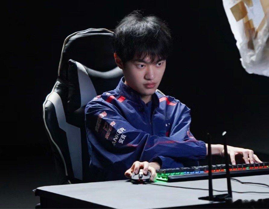 有一说一，左右手谁的操作和基本功更强？[发芽][发芽]分别是各白联赛第一名的首发