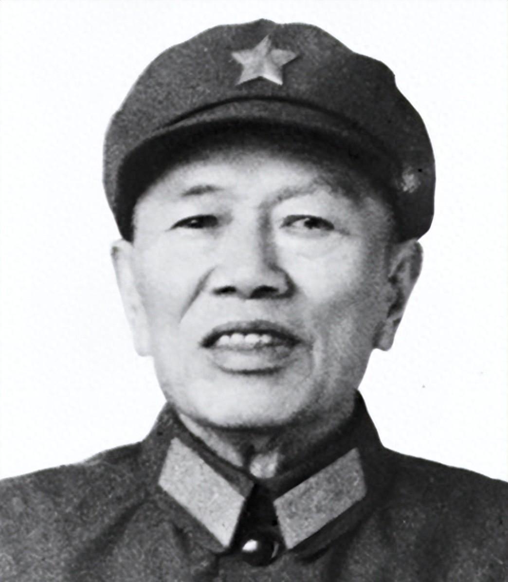 1950年毛主席提问邓华：美国若用原子弹你会如何应对？邓华的豪气回答令人敬佩！