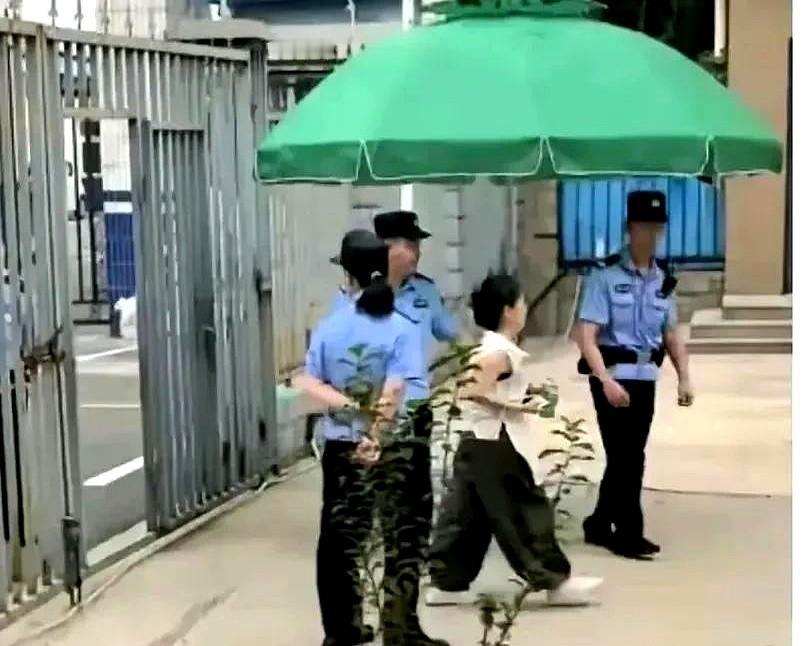 以儿子为由申请不公开审理，却在法庭上直呼许妈姚爸名字，被法官教训。

有时候啊，