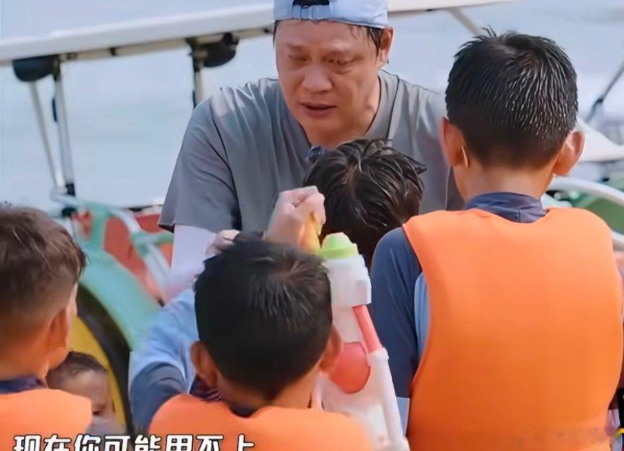五哈你的权威我后知后觉看完这期节目忍不住动容，奔赴千里圆少年看海踢球的梦想。嘉宾