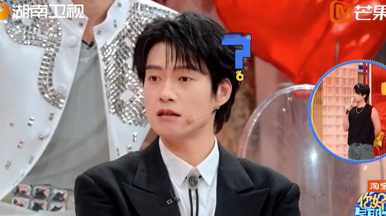 丁程鑫既过了嘴瘾又过了手瘾丁程鑫你是有点综艺天赋在身上的！拿个扇子又唠又耍帅，这