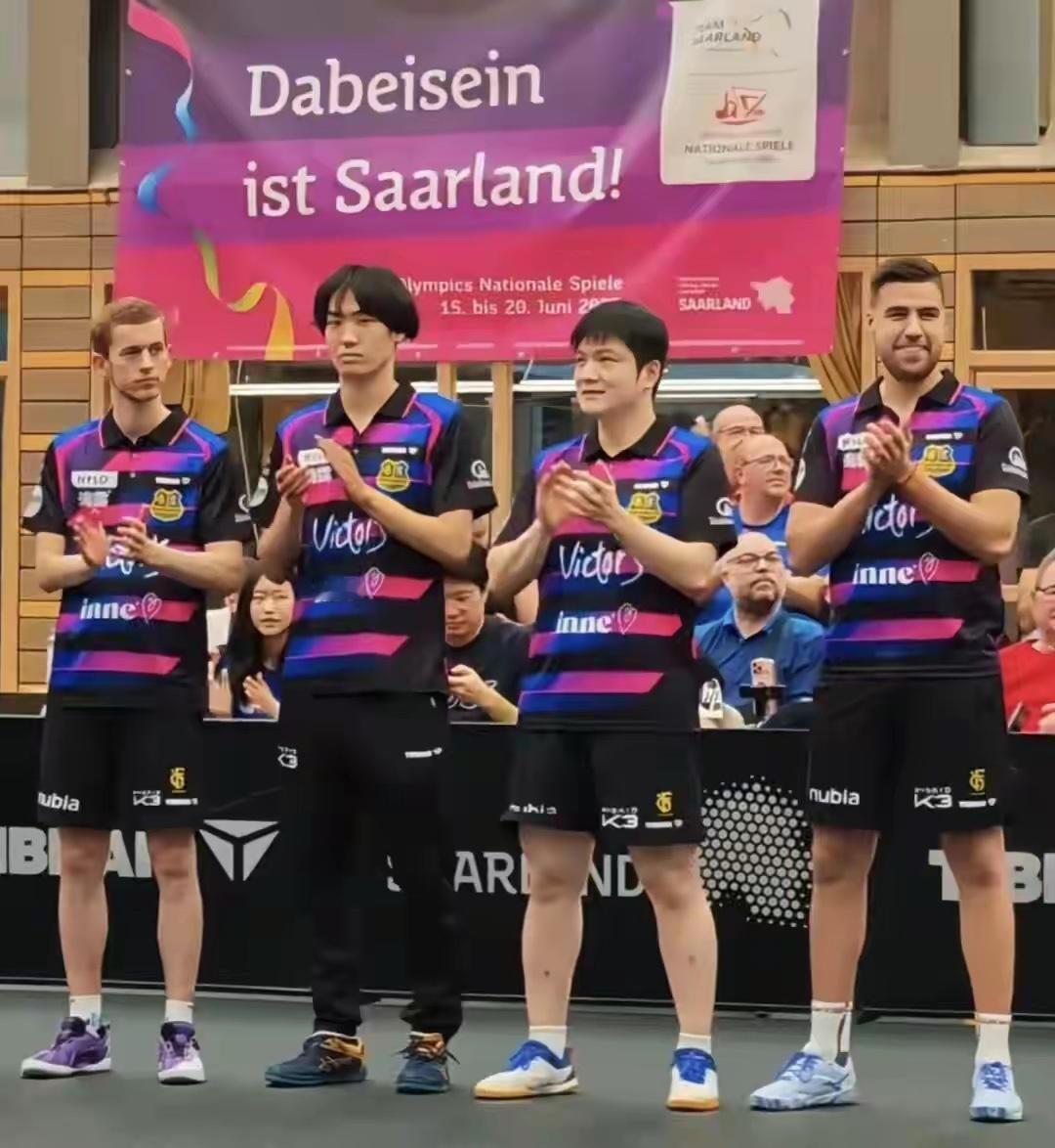 樊振东全英文告别震碎德甲：我们永远是家人，经理当场哭崩谁能想到，一场德甲乒乓球的