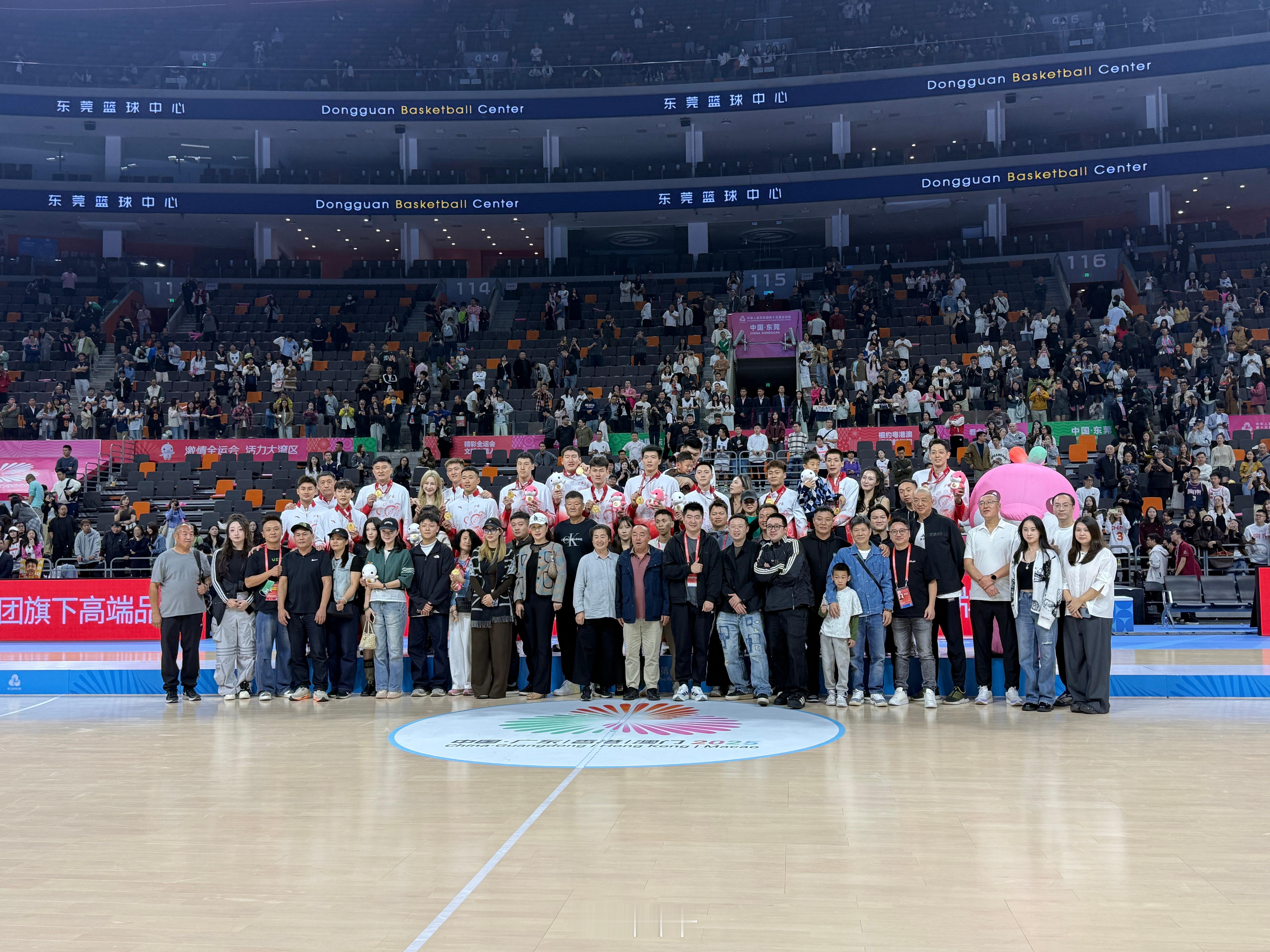 我终于又跟到了一次全运会金牌！这一次我还能跟他们一块大合照，也能跟每一个人自拍了