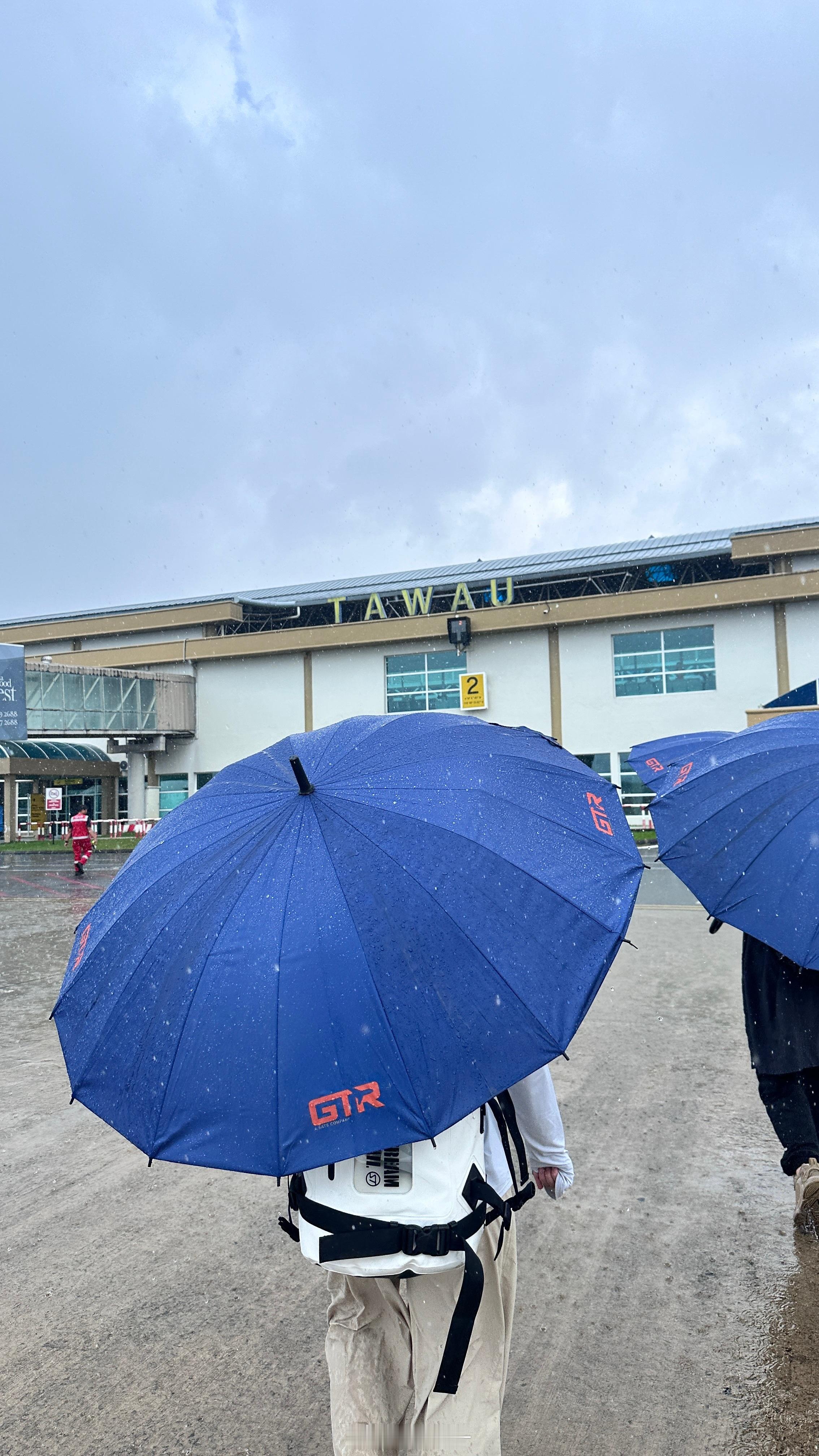 落地还在下大雨出站就晴了这会儿大太阳还挺给面子知道本晴天娃娃来了[doge]  