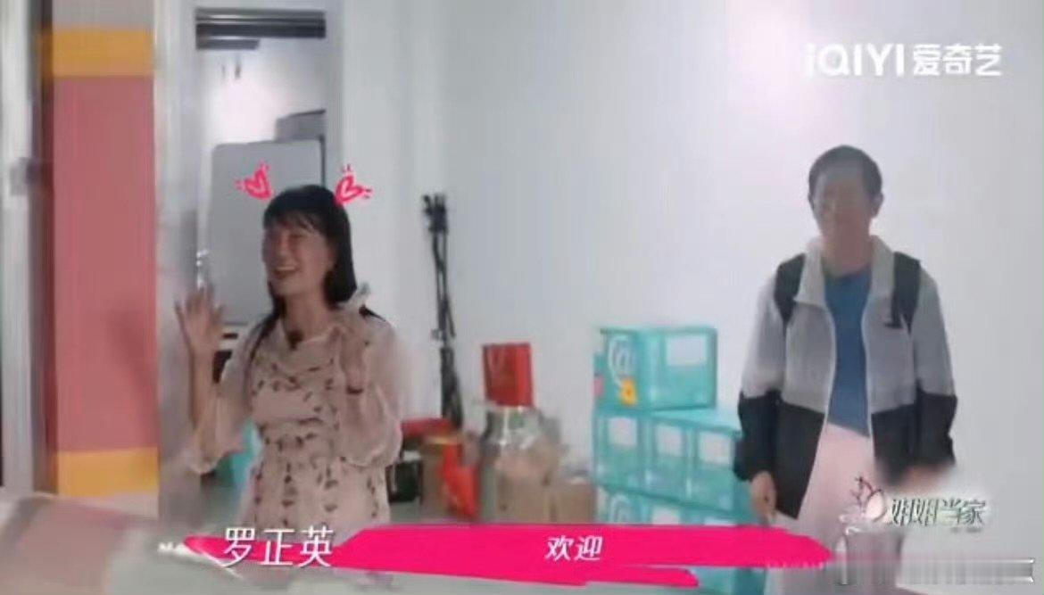 谢娜把妈妈宠成了公主被谢娜对妈妈的用心打动，给妈妈梳头发，关心妈妈的每一个需求，