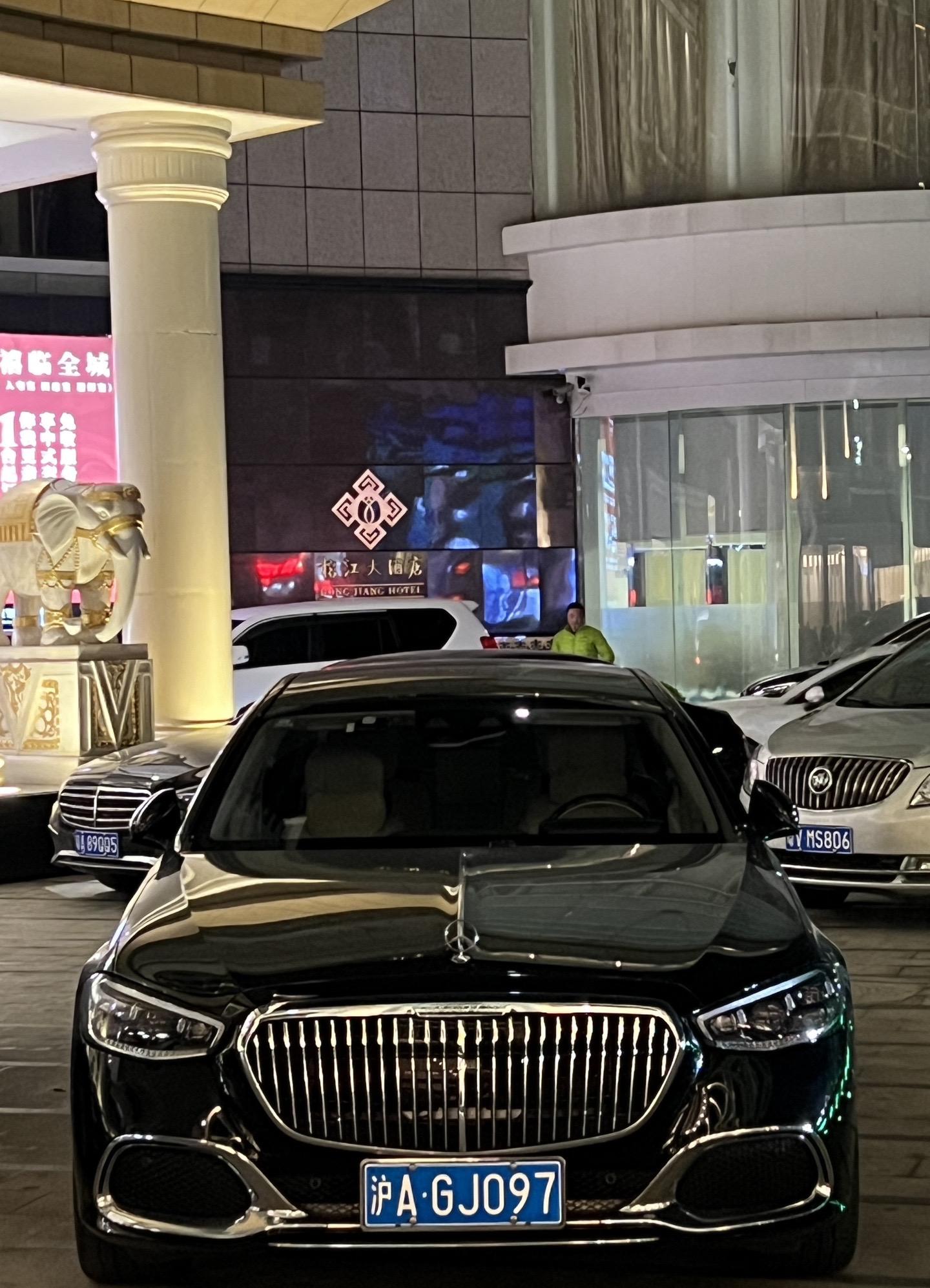 “地位不显赫，是你没开迈巴赫！”沪牌对比本地粤V牌莫名多出一股含金量，毕竟在上海办理一张本地牌不是一件随便的事