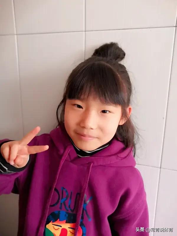 江苏女排对天津女排半决赛的第二场比赛，吴梦洁在比赛间歇捞起球衣擦脸上的汗，不经意