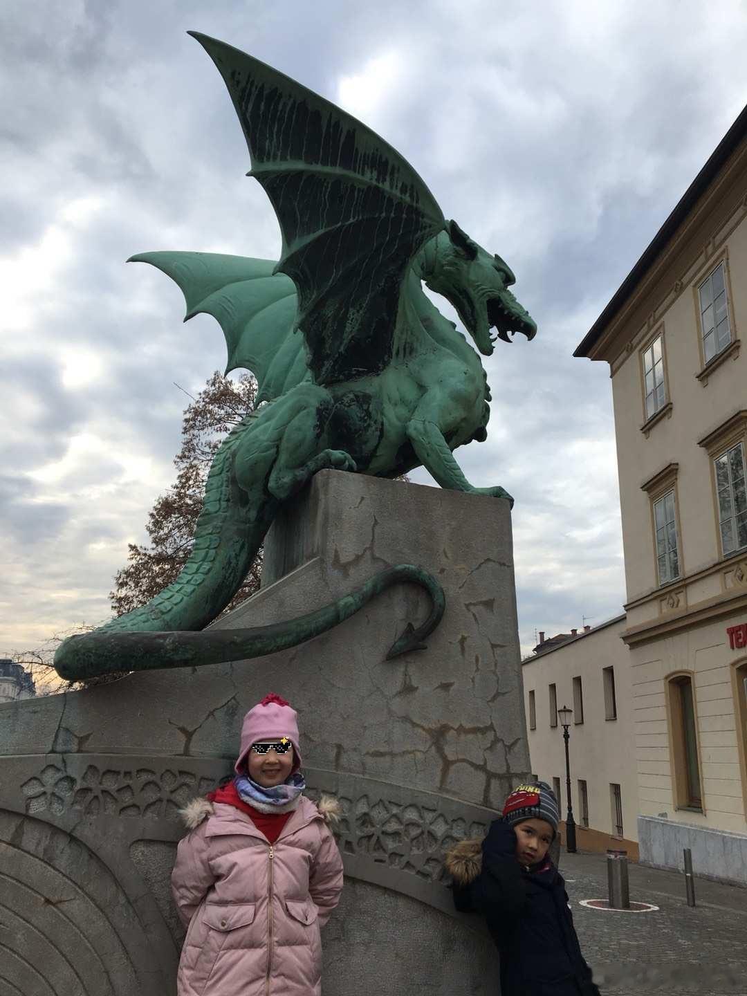 一组旧照片。某一年，我们一家在斯洛文尼亚的首都，卢布尔雅那（Ljubljana）