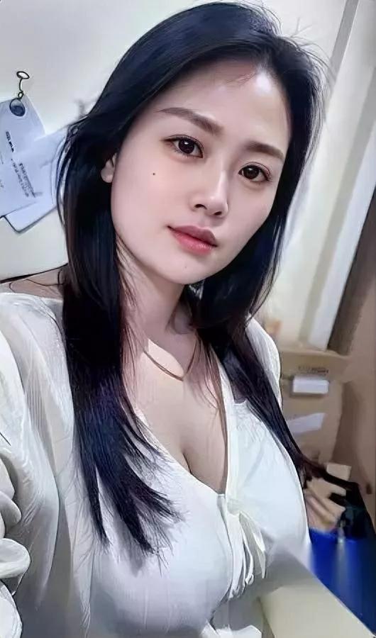 美人不是糖，是盐。

一口下去，渴得慌。

我原来也傻，以为把她们摆进手机相册就