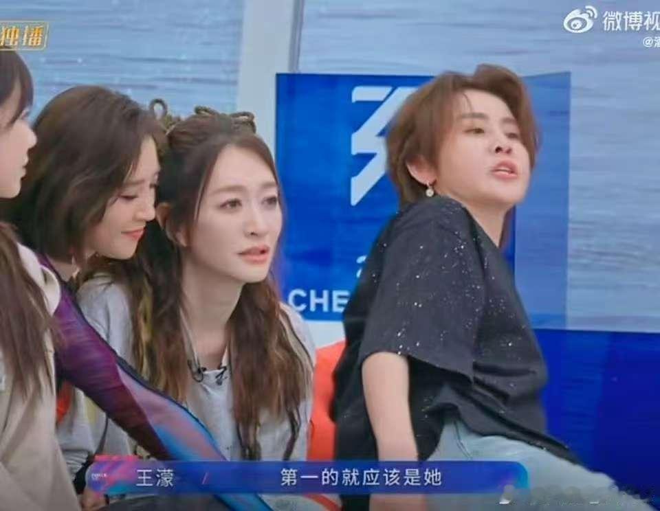 张月是真磕到王濛李冉了乘风2026张月是真的磕到王濛李冉了，一脸投入又满足，这不