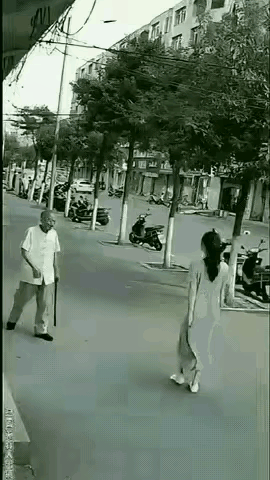 这是咋了？
回眸一望，脚下不稳摔倒在地，立马失去了知觉，有人说是漂亮女人所致，本
