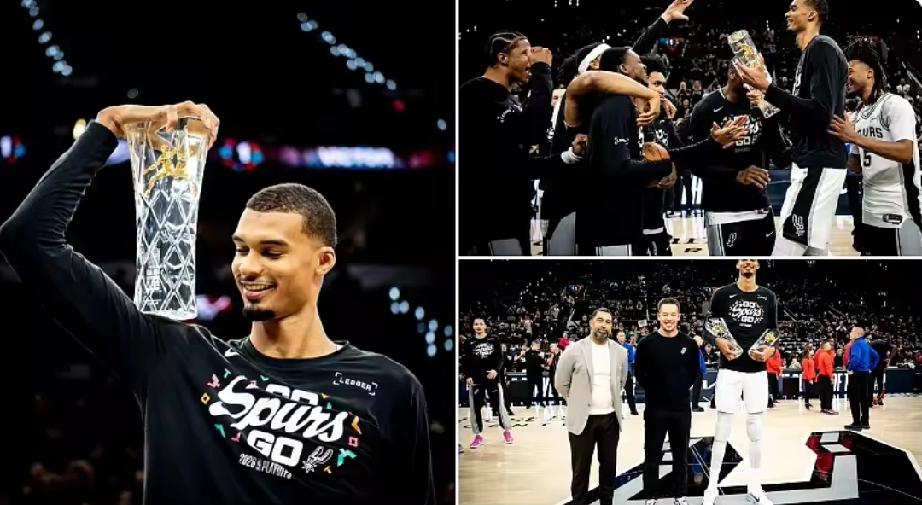 杯，全队和他一起庆祝
NBA季后赛继续进行，马刺今天在首轮G2中主场对阵开拓者。