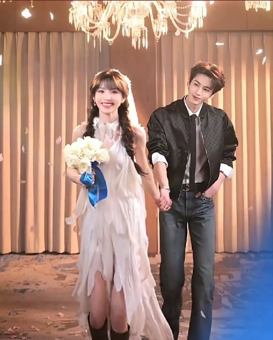 张凌赫田曦薇并肩走 张凌赫田曦薇头纱合照掉落 张凌赫田曦薇并肩走啊啊啊 