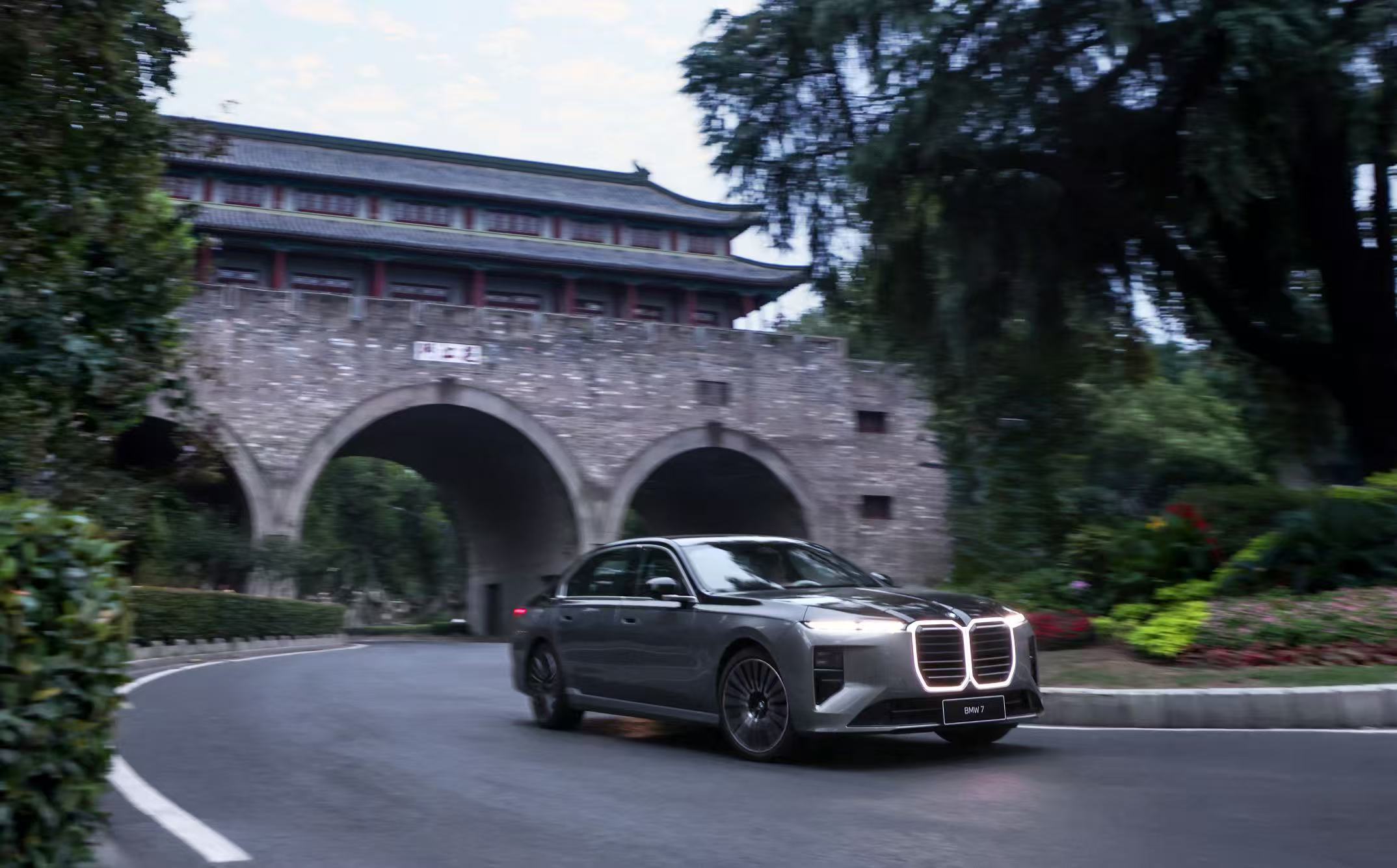 在南京试了BMW新一代智能驾驶辅助。城区、高架、隧道，包括紫金山周边的连续弯道都