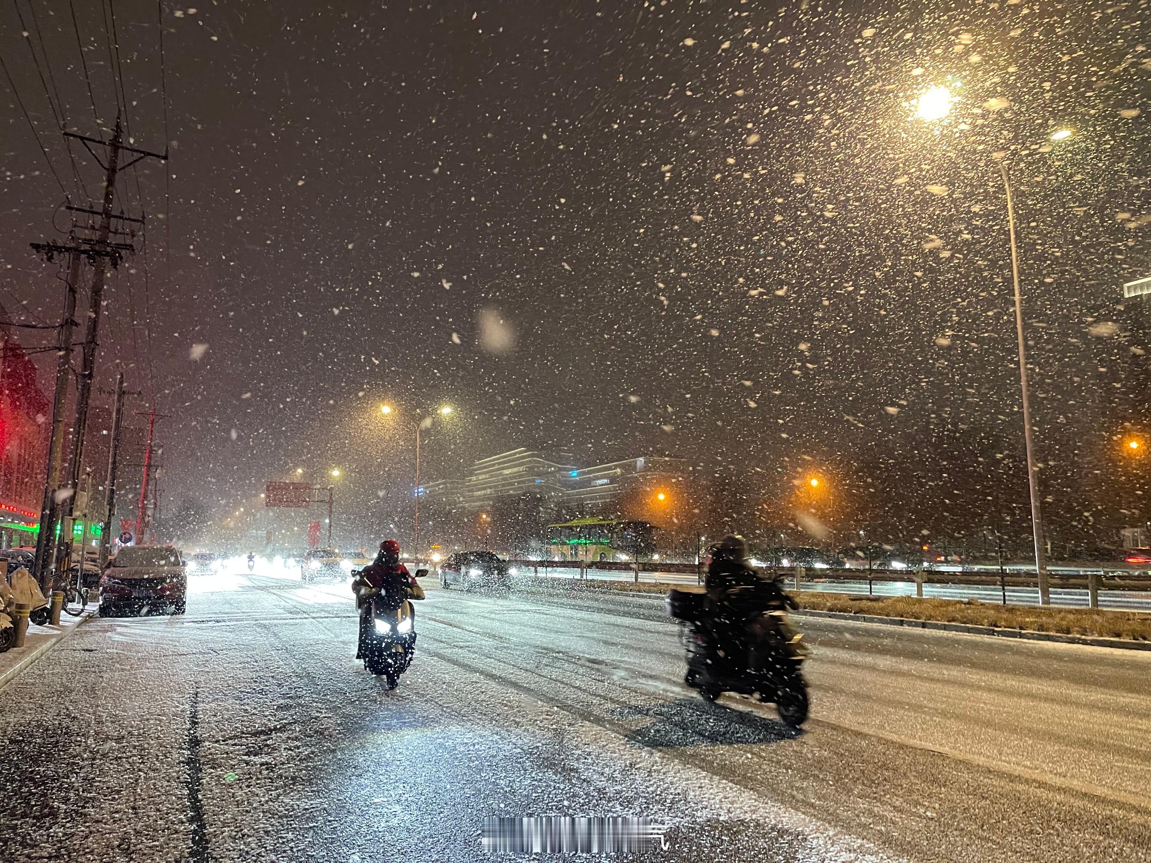 【北京多地进入降雪主要时段 一组图看漫天雪花纷飞】今天（1月17日）傍晚，北京多