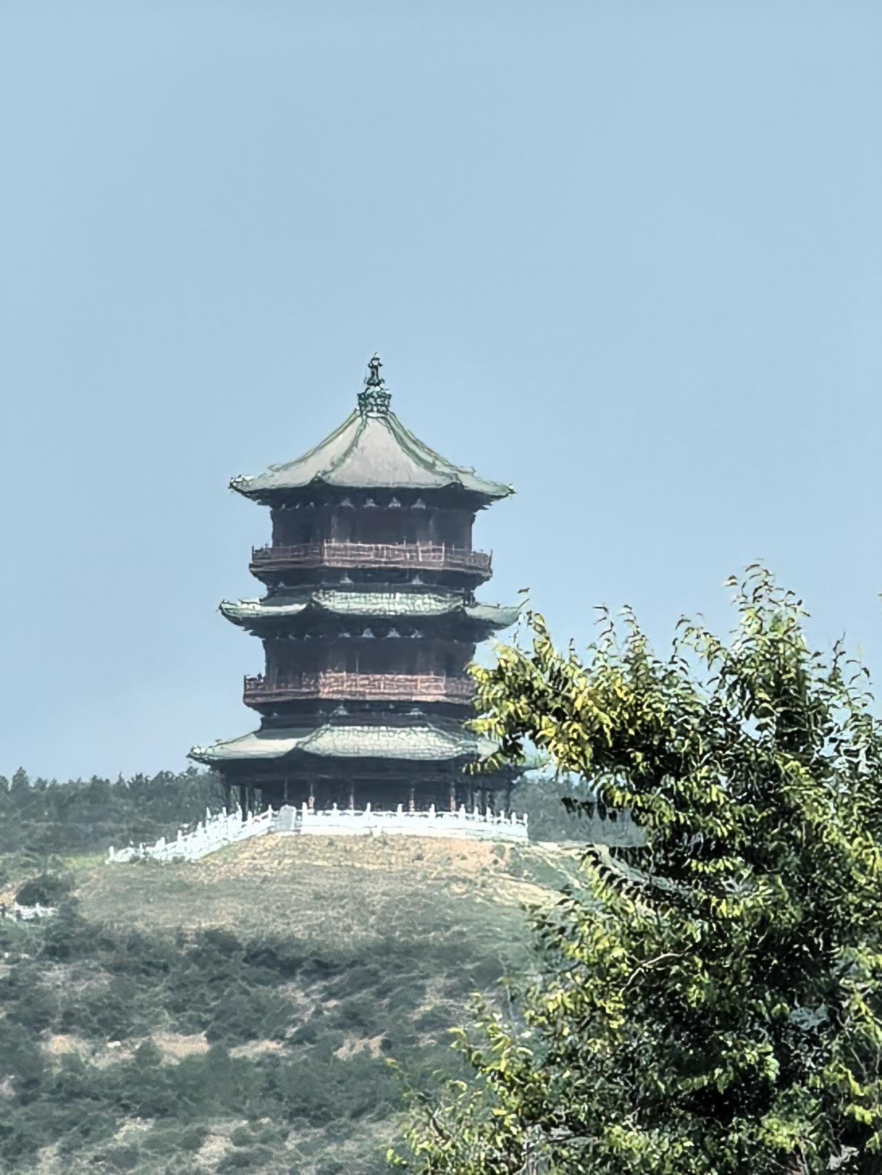 这是一座山上的古老宝塔。