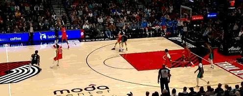 杨瀚森又被上课了！
进攻端持球单吃切特没成功，甚至没沾框，回头被切特迎面投中一记