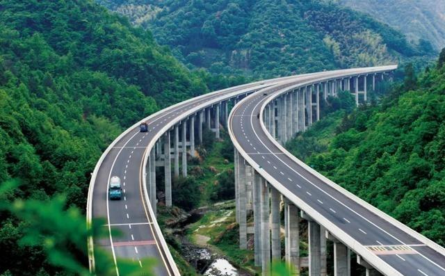 14亿中国人养不起高速？8年亏空6万亿，美国高速免费却能盈利。美国的高速随便上，