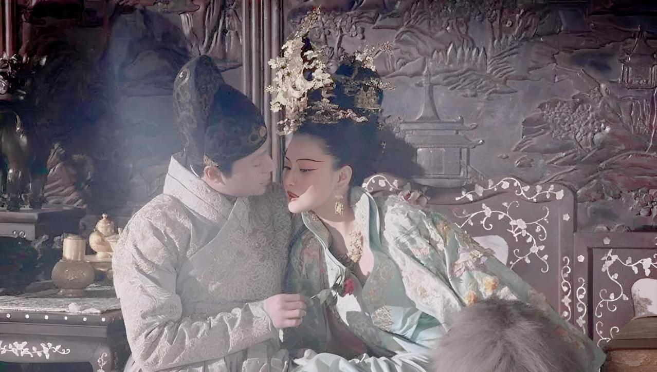 1627年冬，崇祯帝朱由检刚继位，就把哥哥朱由校的乳母客氏处以鞭刑。当客氏雪白的