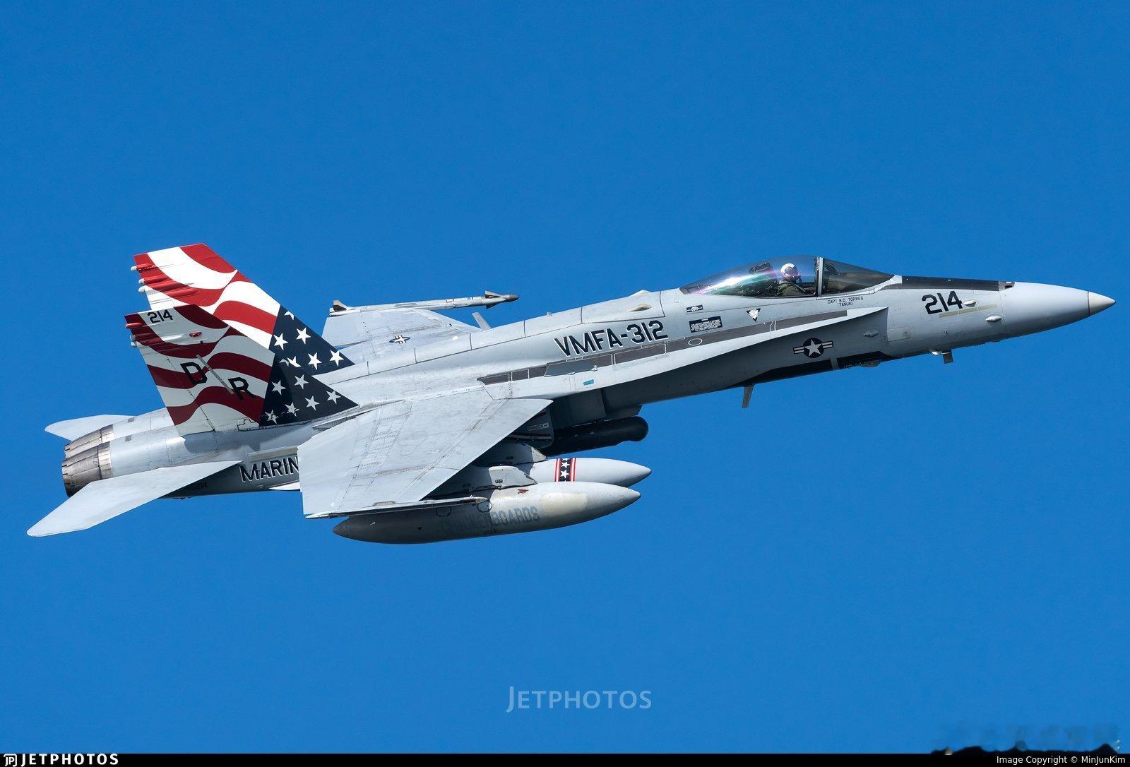 来自海军陆战队 VMFA-312 中队的12架 F/A-18C，分成3个编组（每