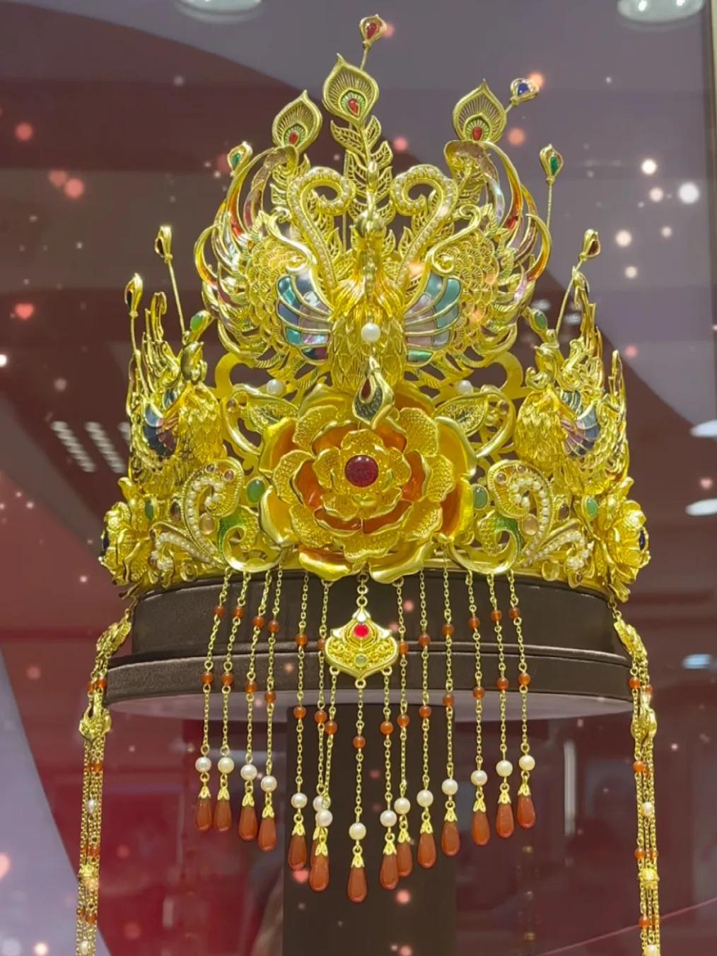 黄金凤冠损坏的反思：“4斤黄金凤冠在免费展上被毁”一事，超出了简单的财物损失，引