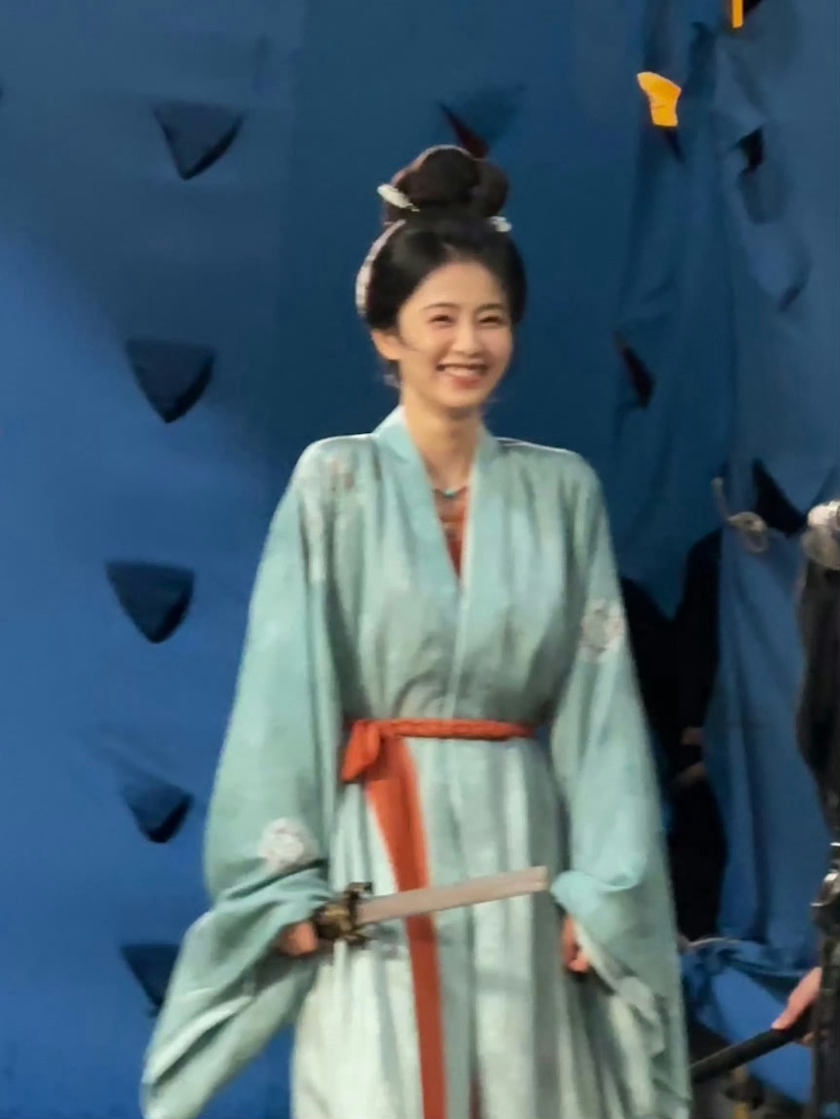 白鹿腿一瘸一拐走机场越来越看不懂互联网了，上一秒还在骂下一秒就心疼