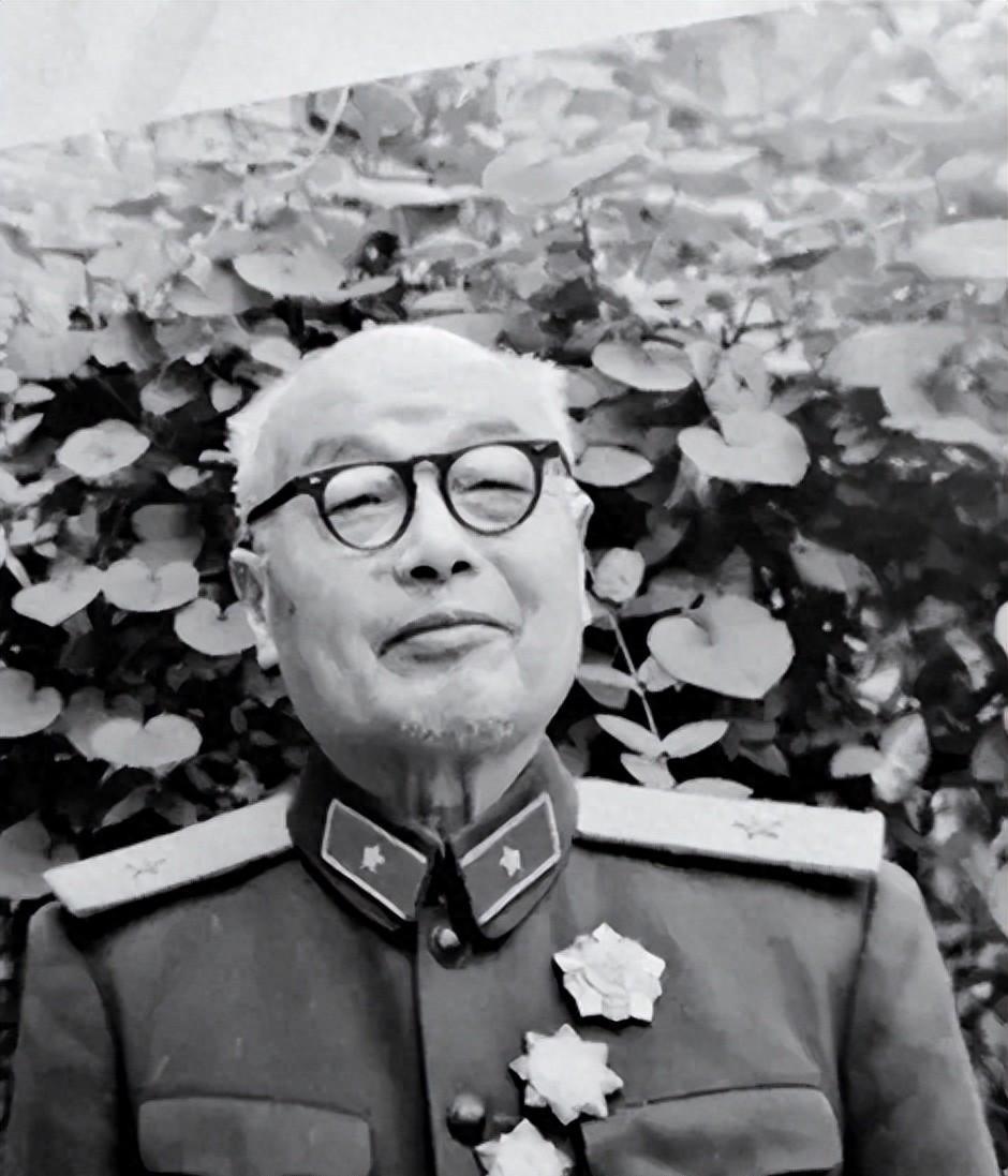 地主家的女儿嫁给红军后，一年在战场抢救受伤连长时问：你是不是我的丈夫？
1955