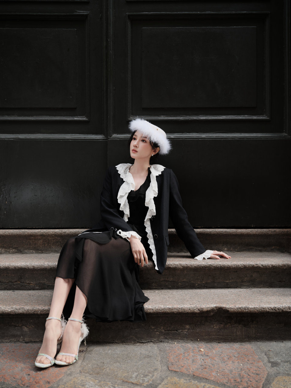 陈小纭米兰时装周首秀 被这套造型圈粉了，把蕾丝穿出了温柔的力量感，米兰街头最亮眼