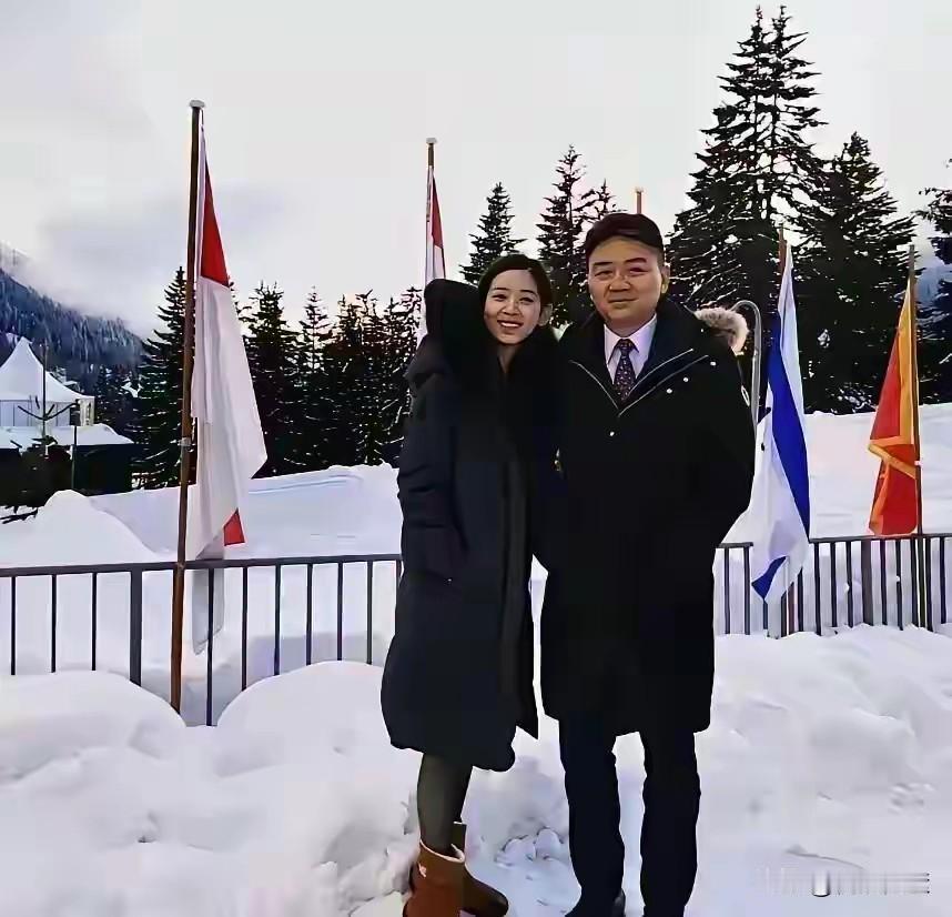 清华才女章泽天，温文尔雅的紧靠丈夫刘强东，强哥也是英气逼人，妥妥的京东霸道总裁。