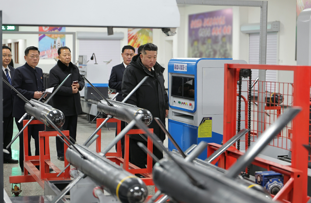 朝鲜“火鸟-X”图像制导反坦克导弹生产线，该弹已在乌克兰战场参战验证（图4,5）