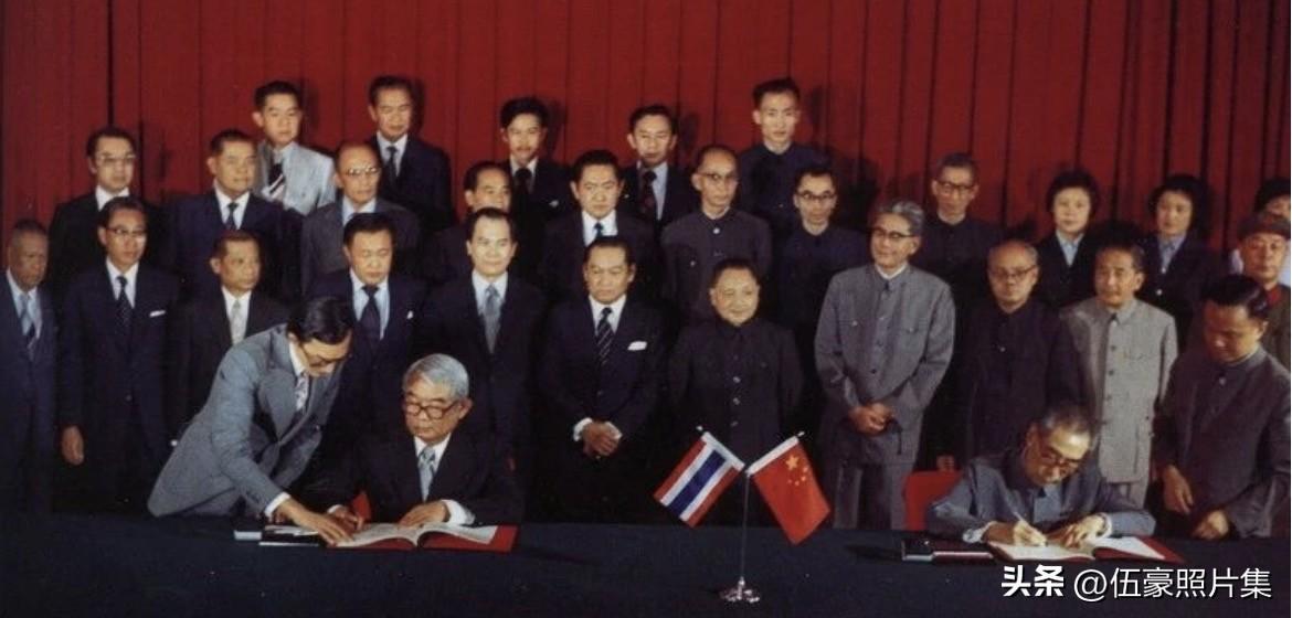 【周总理历史上的今天——7月1日】
1975年7月1日，周恩来总理在医院同泰国总