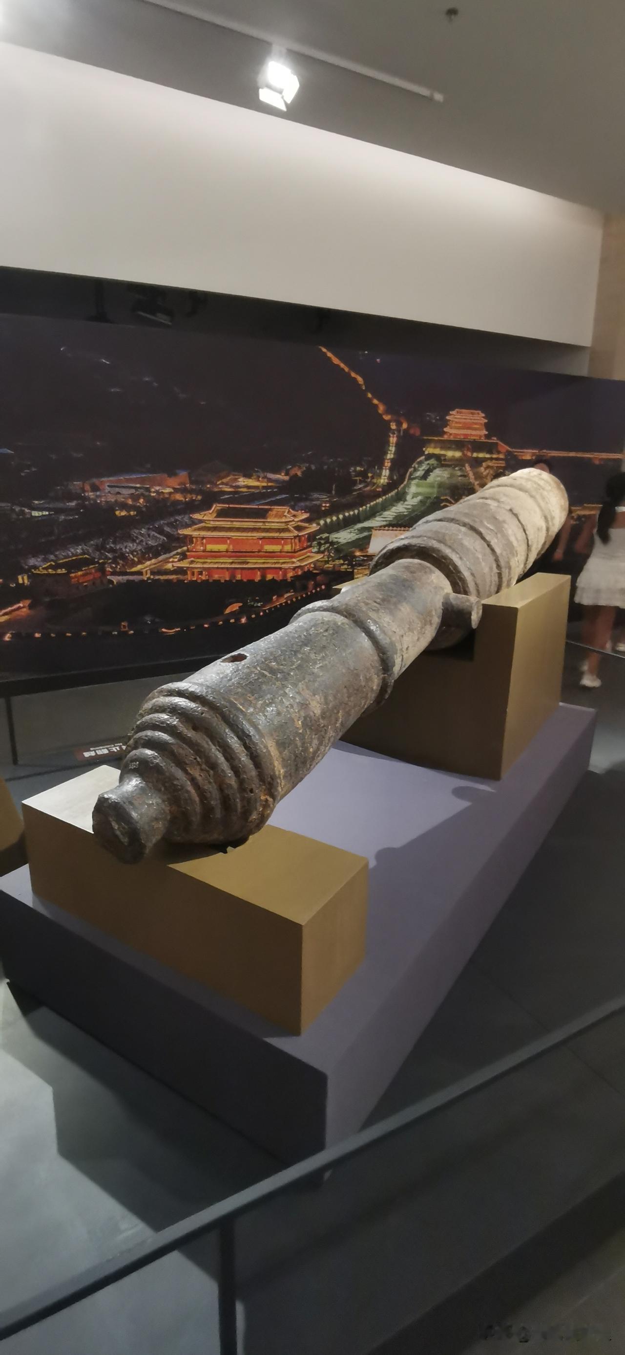 明朝末年的国产火炮，工艺与西方差距已经很大了。

前五张图是崇祯十六年款铁炮，拍