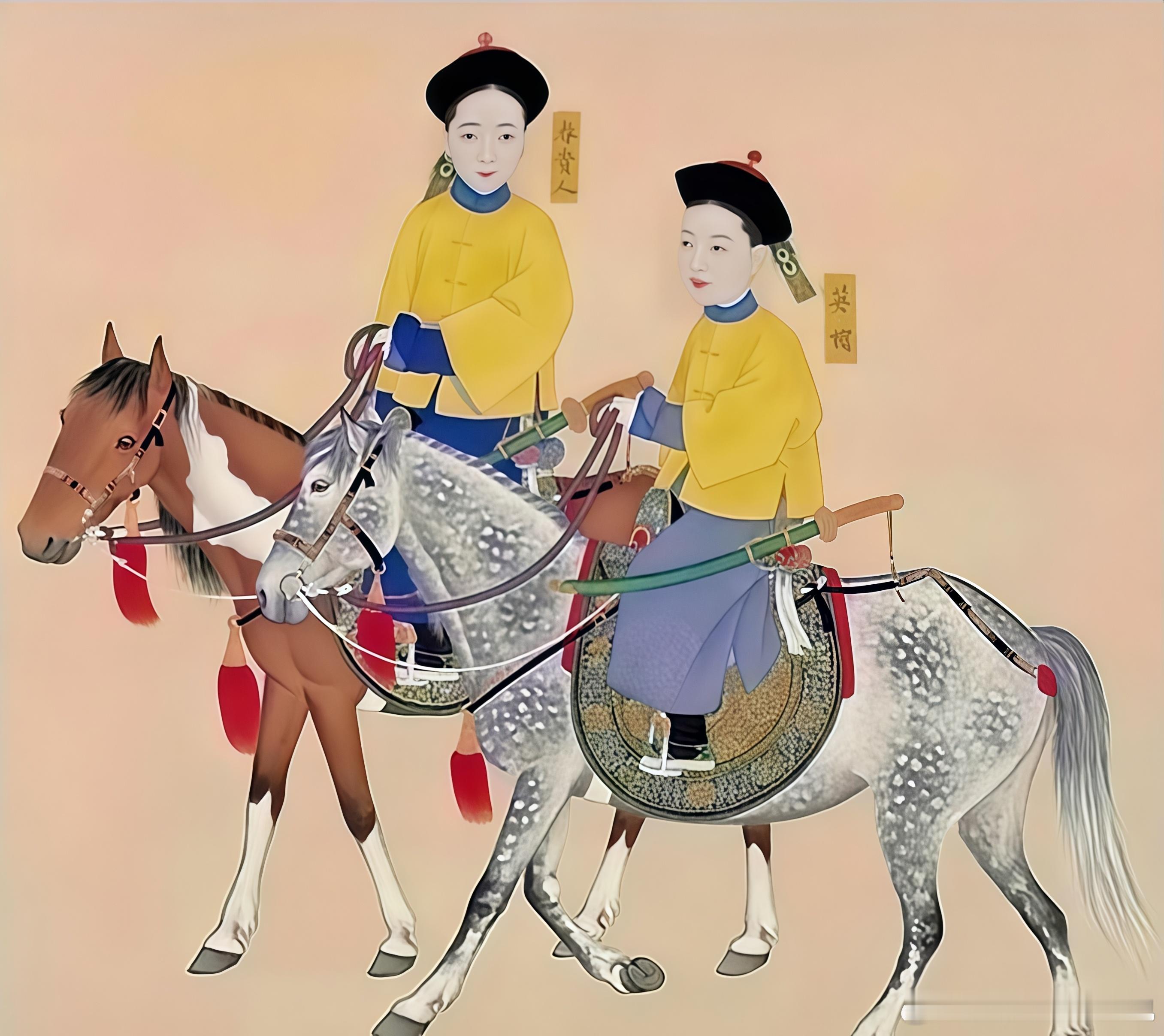 这幅画像极具画面冲击力。画中有两位清宫女子，凤眼含情、眉若远山。一人骑着枣红骏马