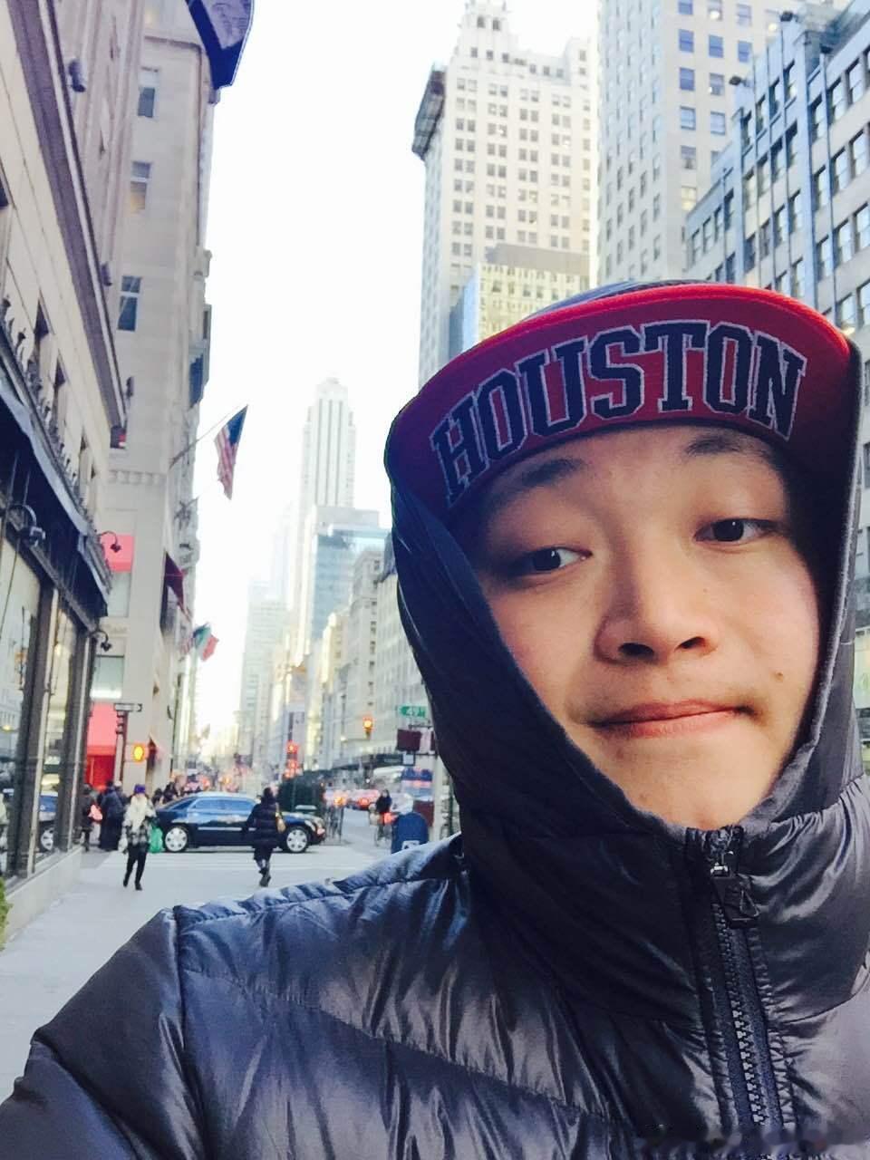 赛后在演播室跟前方的连线环节，跟健哥聊起了十一年前一起在纽约的全明星之旅，翻了翻