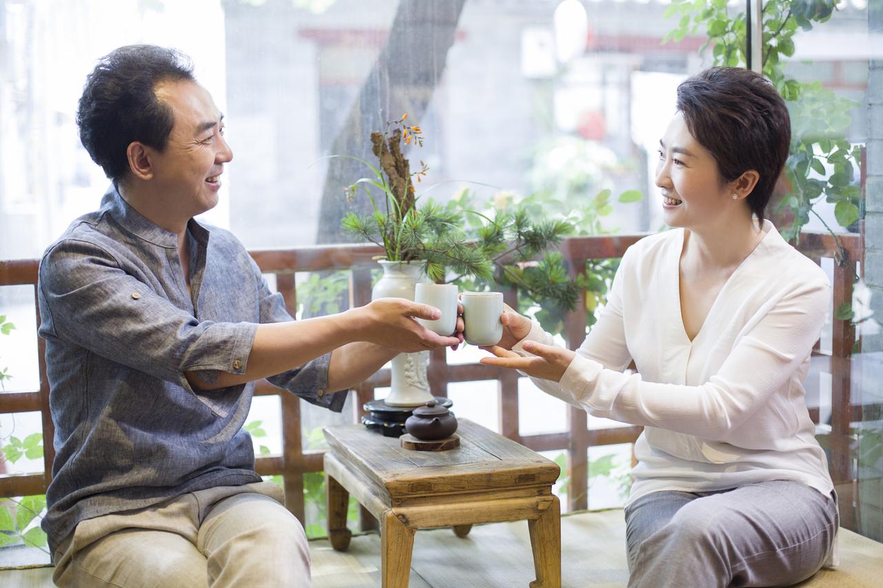 人间最治愈的，从来不是轰轰烈烈的誓言，而是古诗词里的细水长欢。
行至水穷处，坐看