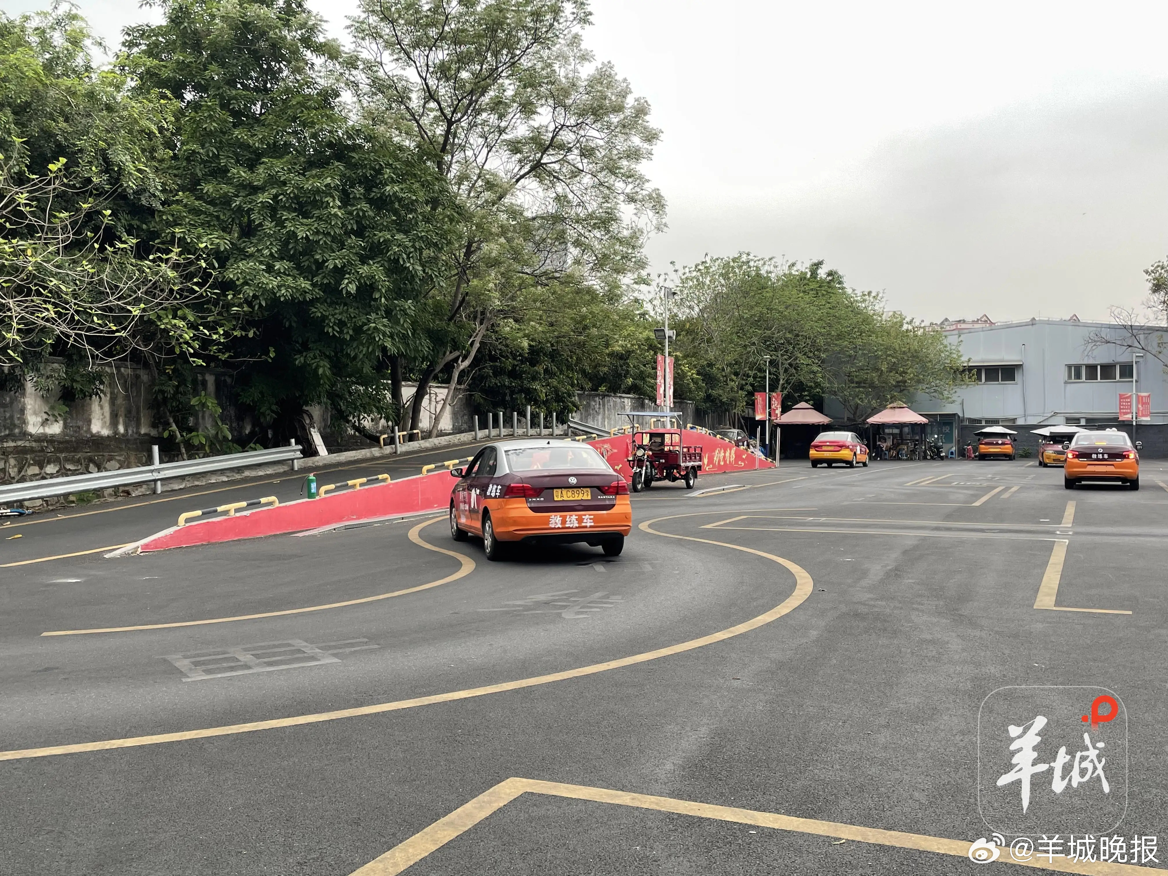 【#广州多所驾校酝酿涨价#】近日，“驾校上调培训费”在社交媒体成为热点话题。有媒